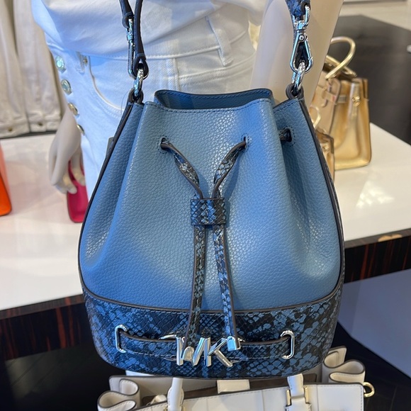 MICHAEL KORS 
Reed Md Pebbled Leather Belted Bucket Messenger Satchel Crossbody - Picture 10 of 16